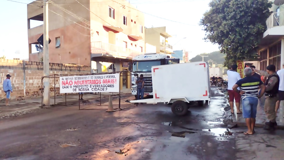 Moradores bloqueiam trecho da BR 122 durante protesto na saída de