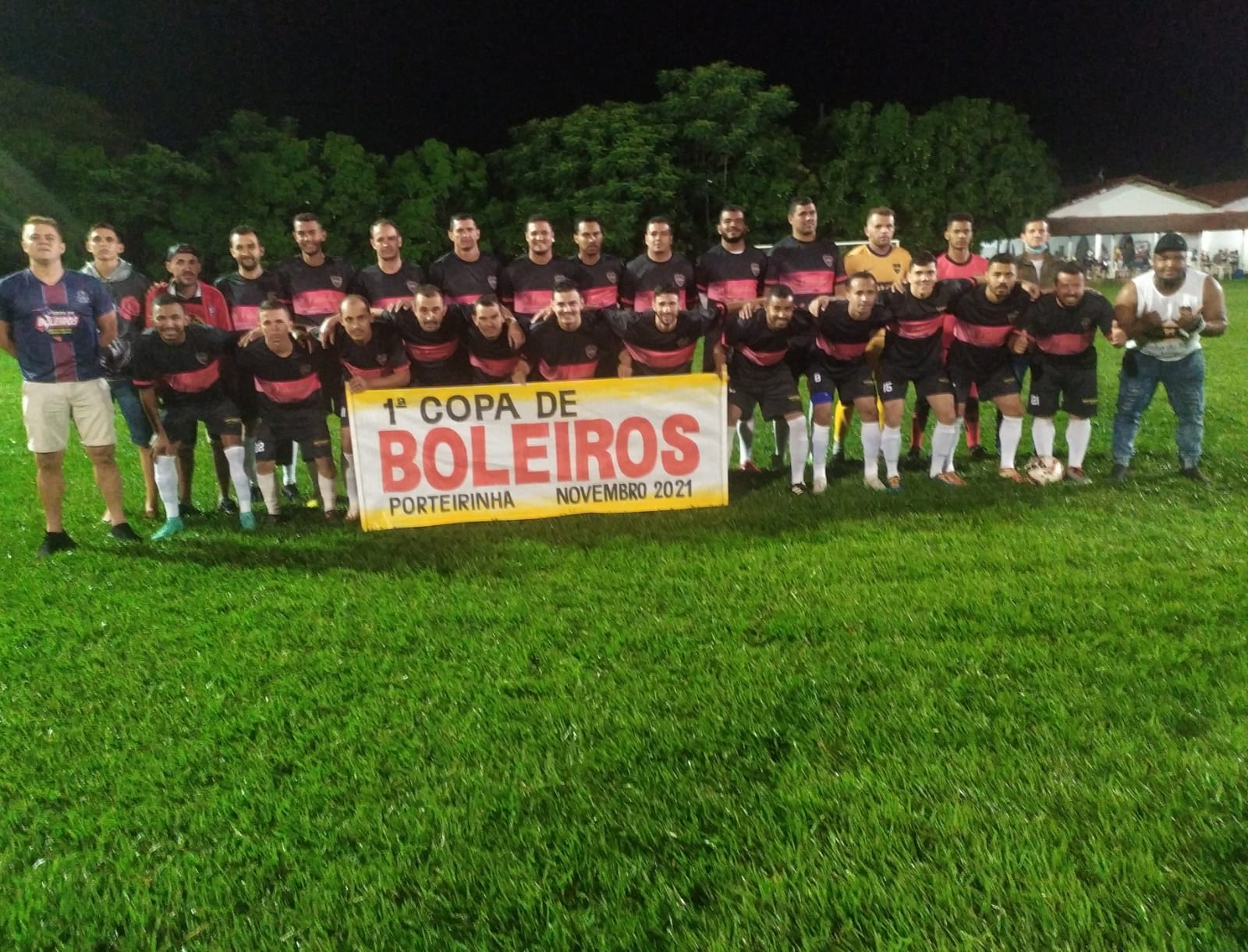Empate dramático e goleada impiedosa marcam a abertura da 1º Copa de Boleiros no clube do Ferro Velho.