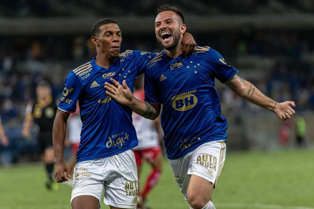 Cruzeiro vence Brusque e confirma a permanência na série B de 2022.