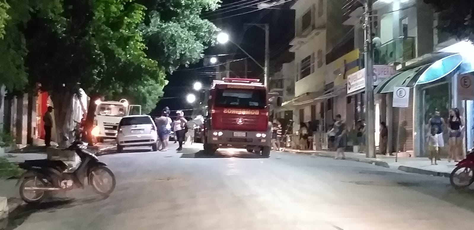 Três lojas ficam destruídas, após homem atear fogo em residência no centro de Porteirinha.