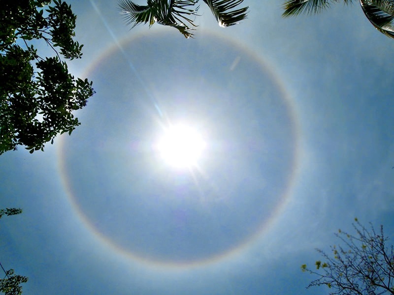 Moradores de Porteirinha observam fenômeno solar que causa círculo de luz no céu.