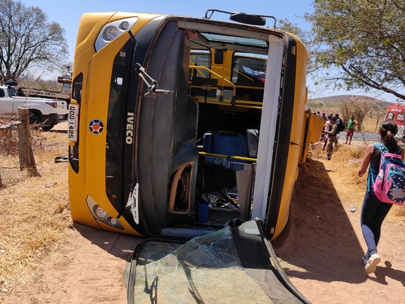 Ônibus escolar de Porteirinha tomba após sofrer colisão de caminhão na MG-122.