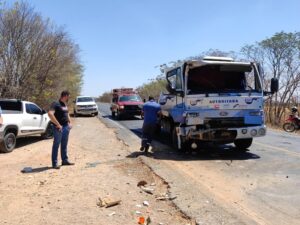 Rádio Liberdade FM de Porteirinha - Ônibus escolar de Porteirinha tomba após sofrer colisão de caminhão na MGC 122-2