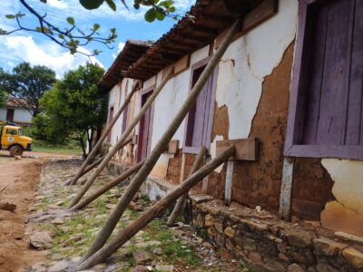 Rádio Liberdade FM - Com problemas estruturais, capela ducentenária em Porteirinha passa por intervenção paliativa (2)