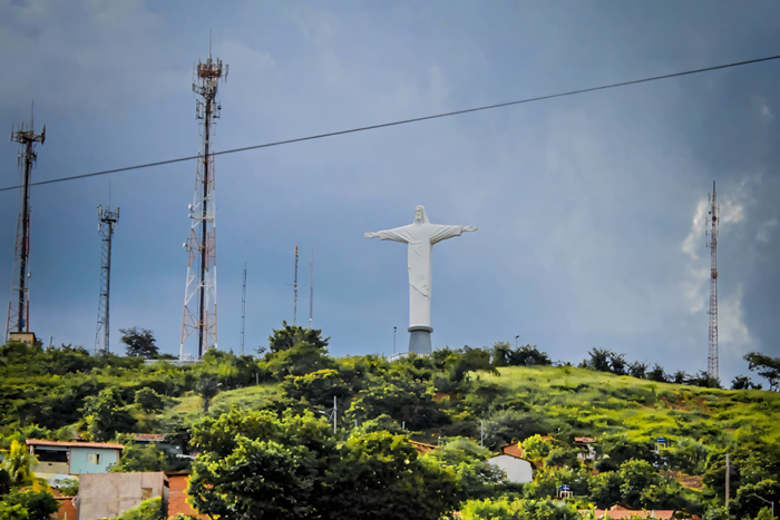 Rádio Liberdade FM passa a transmitir em alta fidelidade com novo sistema por fibra óptica.