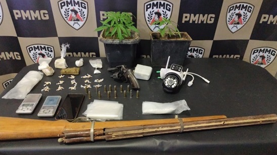 Homem é preso por tráfico de drogas e posse ilegal de armas em Porteirinha.